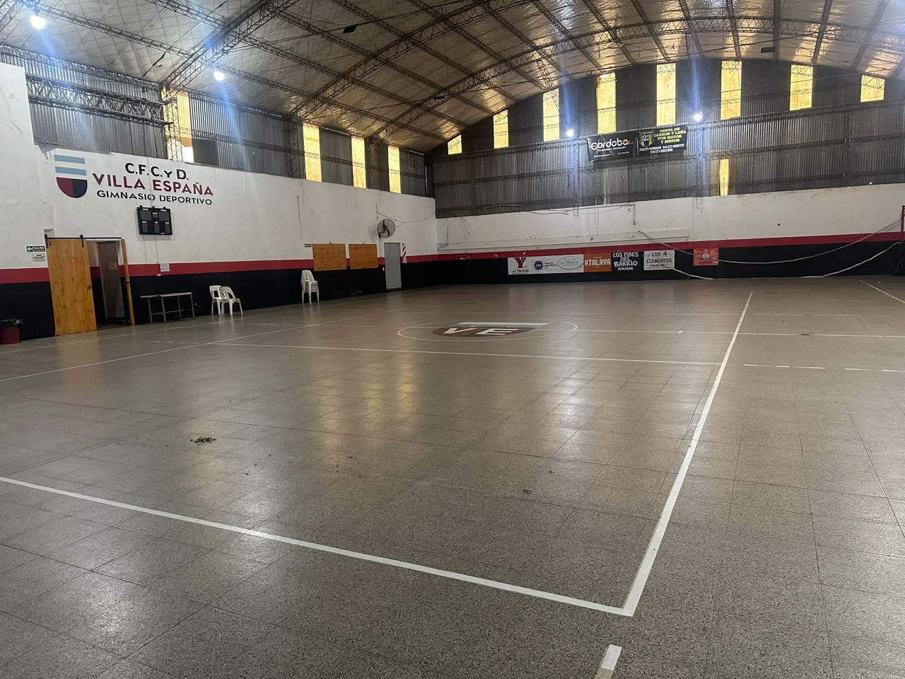 Antes: cancha cubierta con superficie gris y líneas desgastadas.